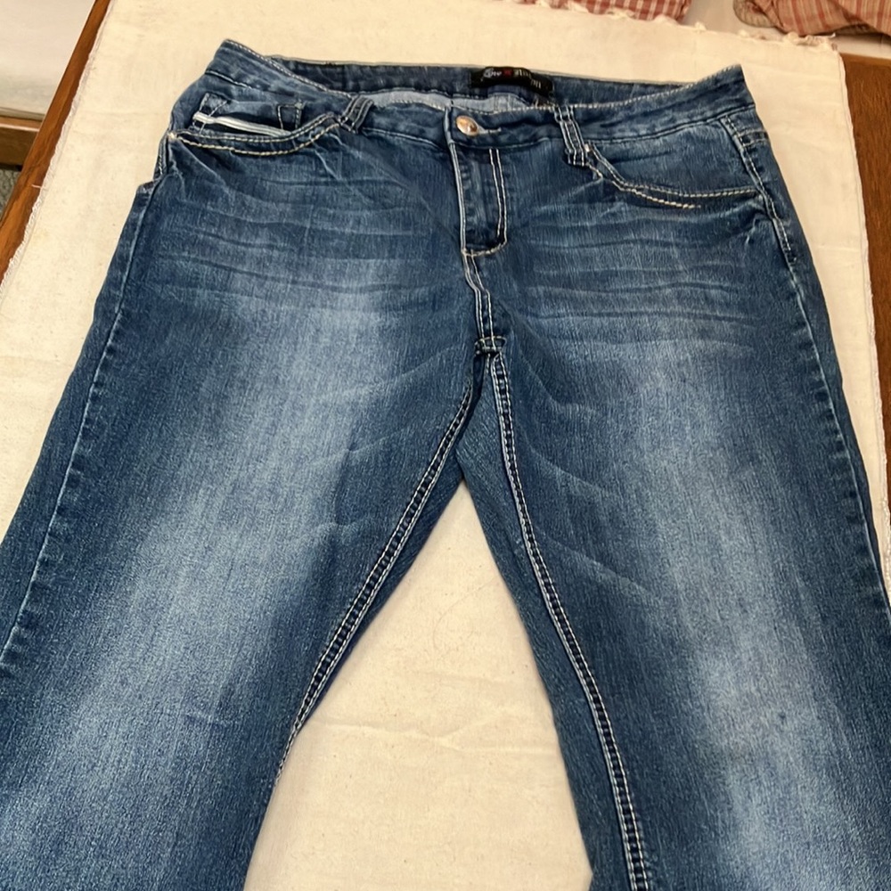 Love Nation women jeans 14P, embroidered w/bling. 5pocket, zipfly, flare leg. - Picture 5 of 7